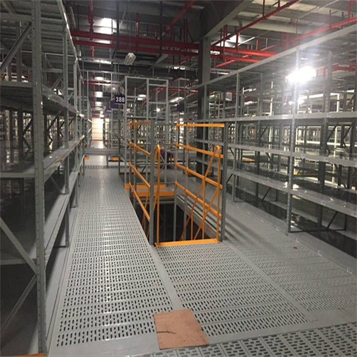 أرضيات الفولاذ الصناعية الميزانين الأرضيات الحمل 300-1000kg لكل متر مربع لخيارات التخزين متعددة الاستخدامات