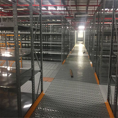أرضيات الفولاذ الصناعية الميزانين الأرضيات الحمل 300-1000kg لكل متر مربع لخيارات التخزين متعددة الاستخدامات