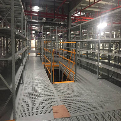 أرضيات الفولاذ الصناعية الميزانين الأرضيات الحمل 300-1000kg لكل متر مربع لخيارات التخزين متعددة الاستخدامات